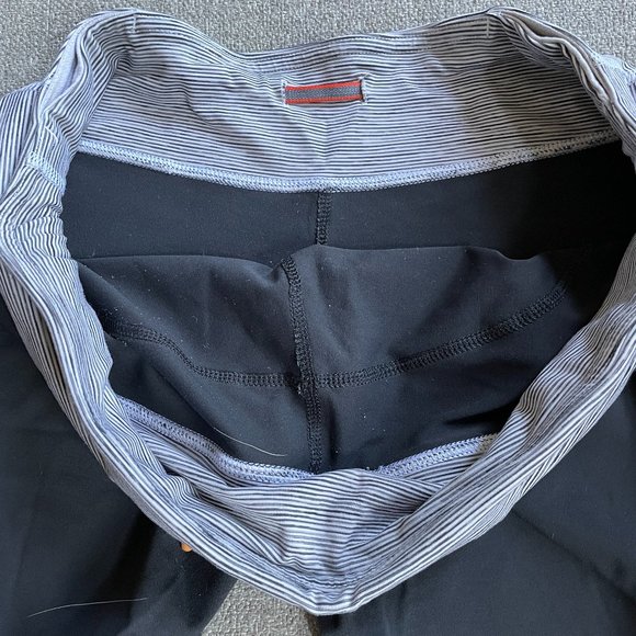 LULULEMON Run: Excel Crop in Deep Coal | Size 6 - Picture 10 of 15